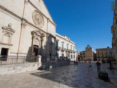 Acquaviva, la suggestiva piazza dei Martiri